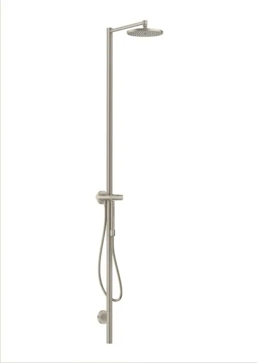 Duschsäule mit Kopfbrause und Handbrause in gebürstetem Nickel. Modernes Design von AXOR. Vertikal montiertes Rohrsystem mit Verbindungsteilen und Schläuchen.